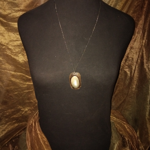 pearl with wooden pendant chain