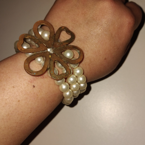 pearl bracelet with bronze flower detail