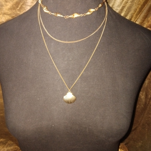 3 layered gold shell pendant necklace